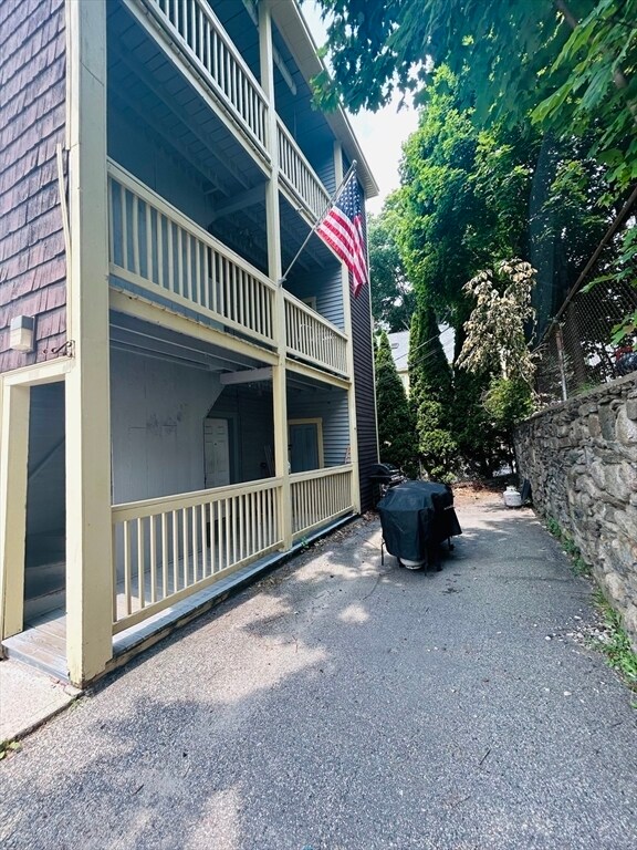 Building Photo - 211 Vernon St