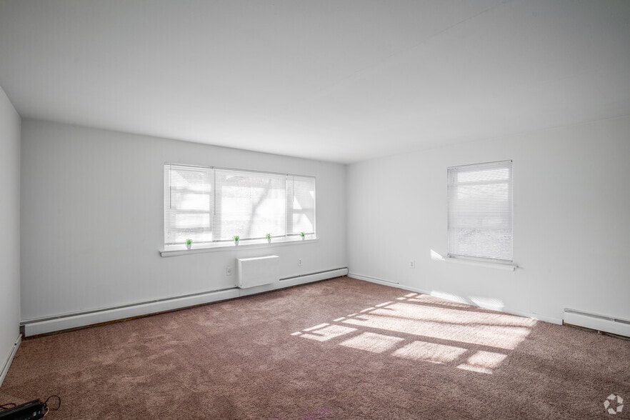 2BR, 1BA - 925SF - Living Room - Patricia Court Apartments
