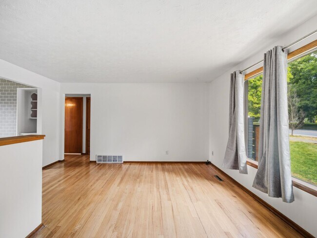 Building Photo - Spacious Unfurnished Home in Northwest Spokane