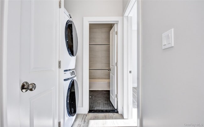 Building Photo - 292 Main St