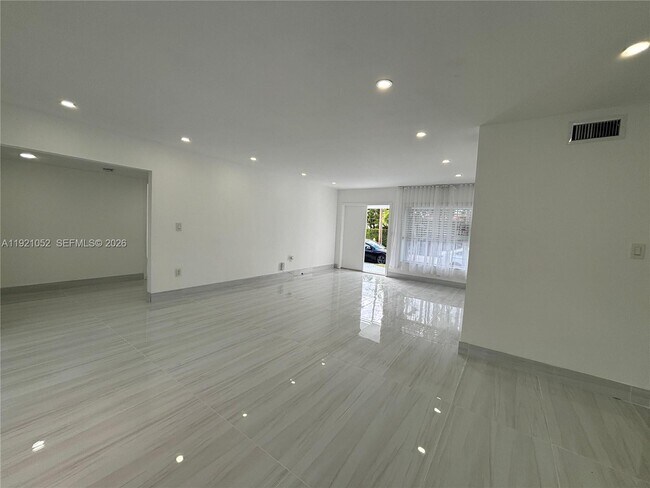 Building Photo - 725 91st St