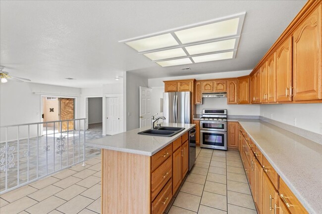 Building Photo - Large 2 Bedroom, 2 bath, unique Sun Room i...