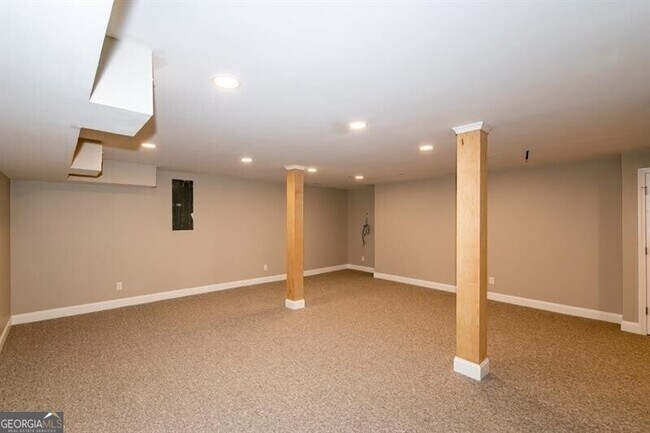 Building Photo - 2805 Pine Hill Dr
