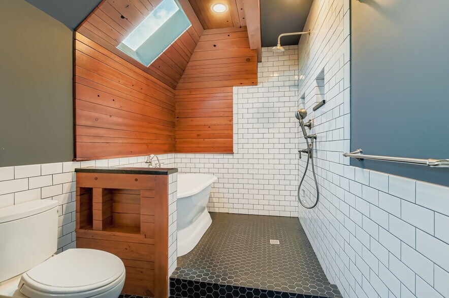 Full Bath - 4904 NE 16th Ave