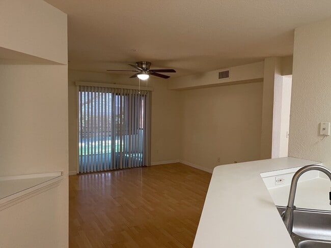 Building Photo - Beautiful 1st floor, 3 bedroom/2 bath cond...