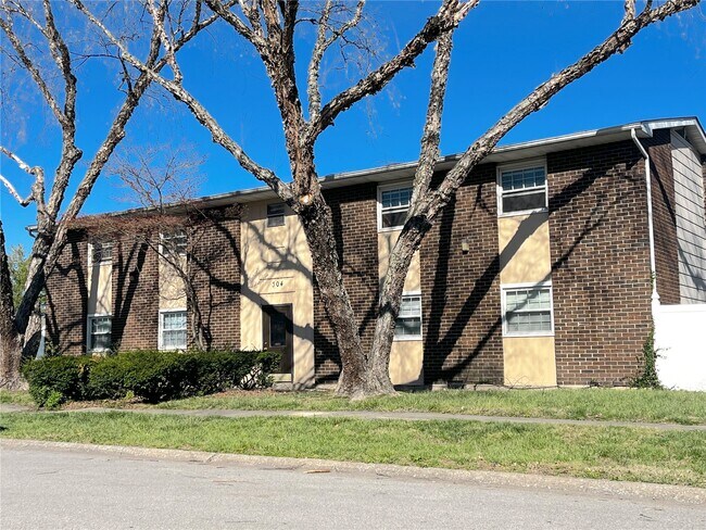 Building Photo - 304 Estate Dr