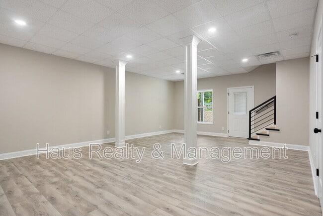Building Photo - 105 Jay Cir