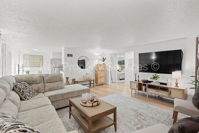 Building Photo - Updated Lakeshore Area Condo