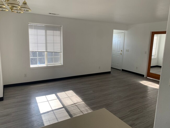 Building Photo - Newly Remodeled 3BR/2BA