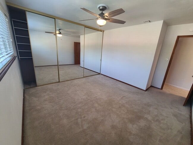 Building Photo - Spacious 4 bed 2 bath + 2 car garage & lar...