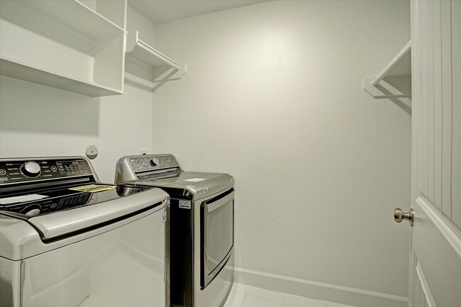 Building Photo - 909 Rhode Pl