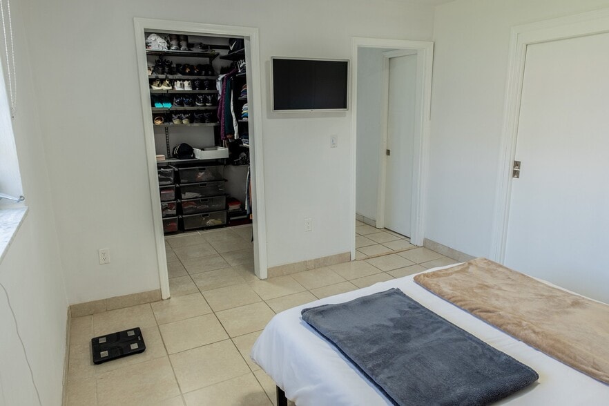 Building Photo - 1020 SW 84th Ave