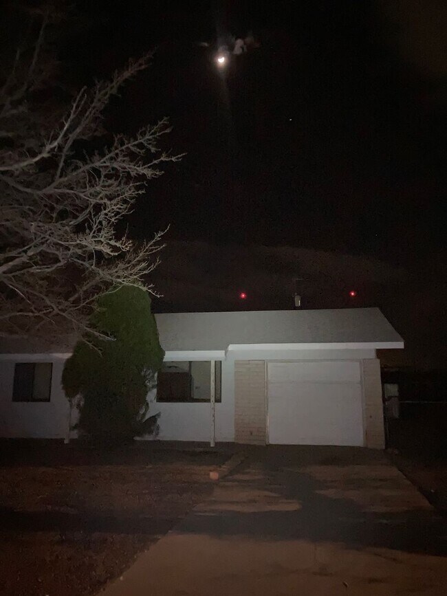 Building Photo - Spacious Home with Great Potential in Southwest Albuquerque