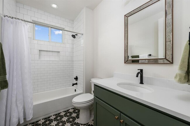 Building Photo - 510 E 7th St