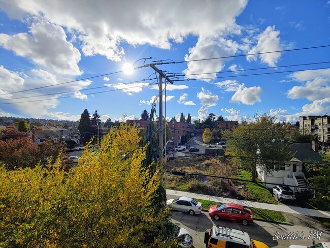 Building Photo - Stunning 3 Bedroom Townhouse in Greenlake!