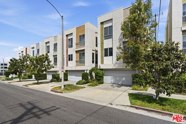 Building Photo - 5911 Saturn St