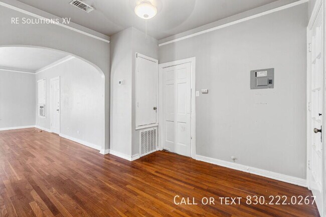 Building Photo - 336 E Lullwood Ave