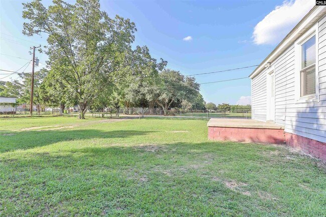 Building Photo - Adorable 3BR/1.5BA Renovated Bungalow Near...