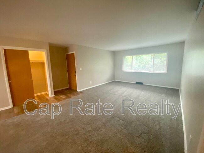 Building Photo - 26 S Hampton Rd