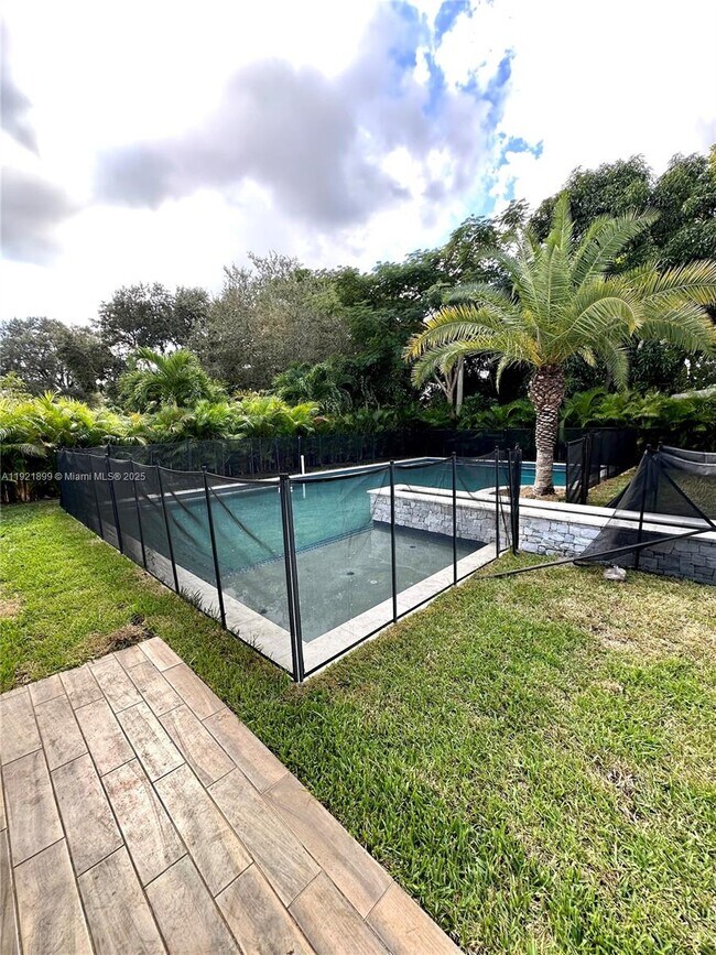 Building Photo - 14890 NE 10th Ave