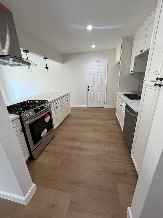 Building Photo - For Rent – Newly Remodeled 3 Bed / 2 Bath ...