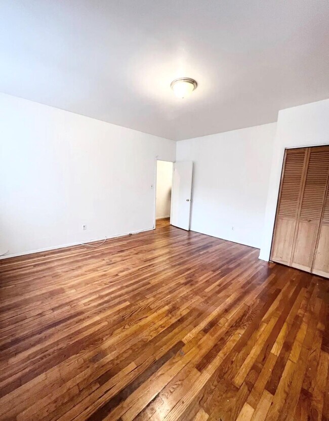 Building Photo - 707 E 189th St
