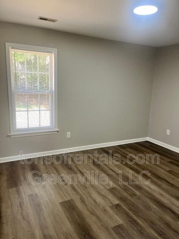 Building Photo - 7 Stonington Way