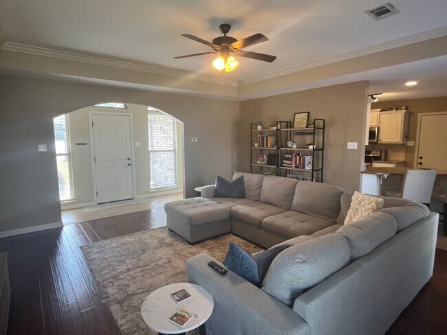 Building Photo - New Listing!