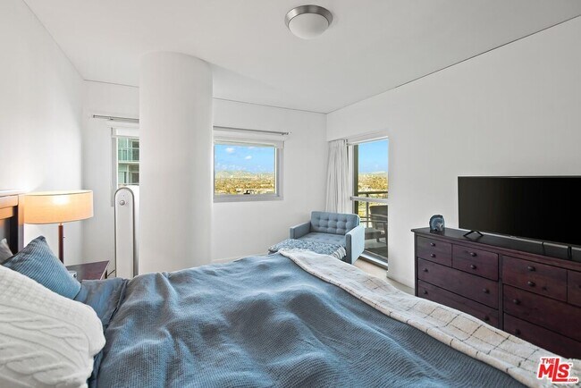 Building Photo - 13650 Marina Pointe Dr