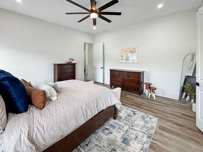 Building Photo - Newer Construction Meets Historic Cooper Young Charm • 5bd / 3ba