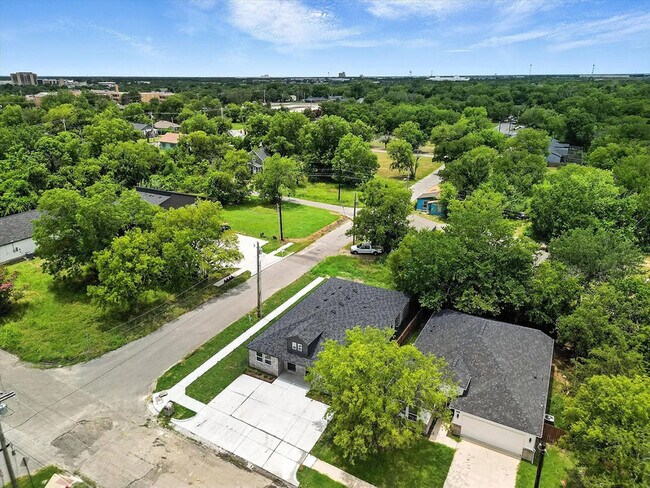 Building Photo - 3206 Sayle St