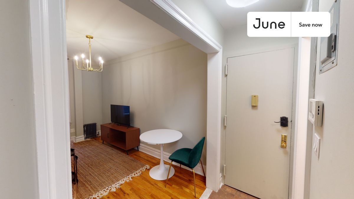 Building Photo - 15 W 107th St