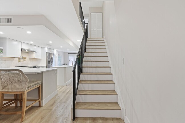Building Photo - 6021 Bayview Dr