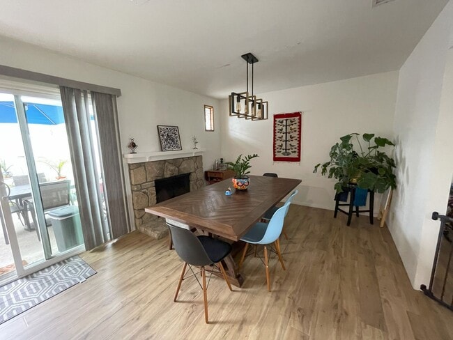 Building Photo - Beautiful single story 3 bedroom w/2 parki...
