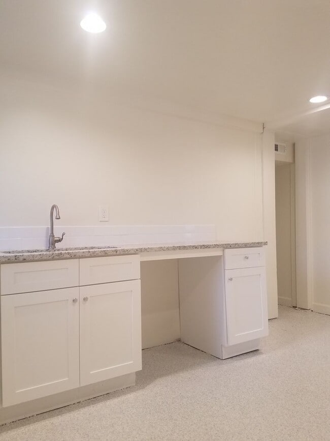 Building Photo - 4 Bed 2 Bath in Decatur!