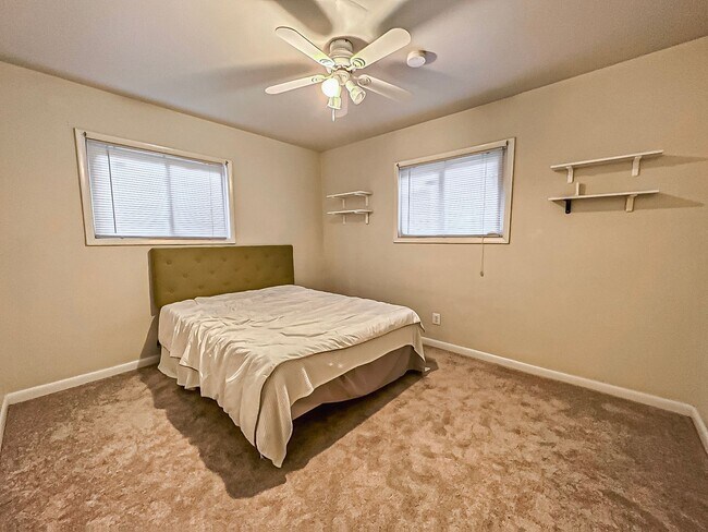 Building Photo - Gorgeous 3 Bedroom 2 Bathroom Unit With Su...