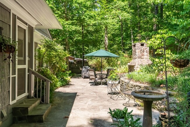 Building Photo - Prestine mid-century modern ranch minutes from Southpoint!- Application Pending
