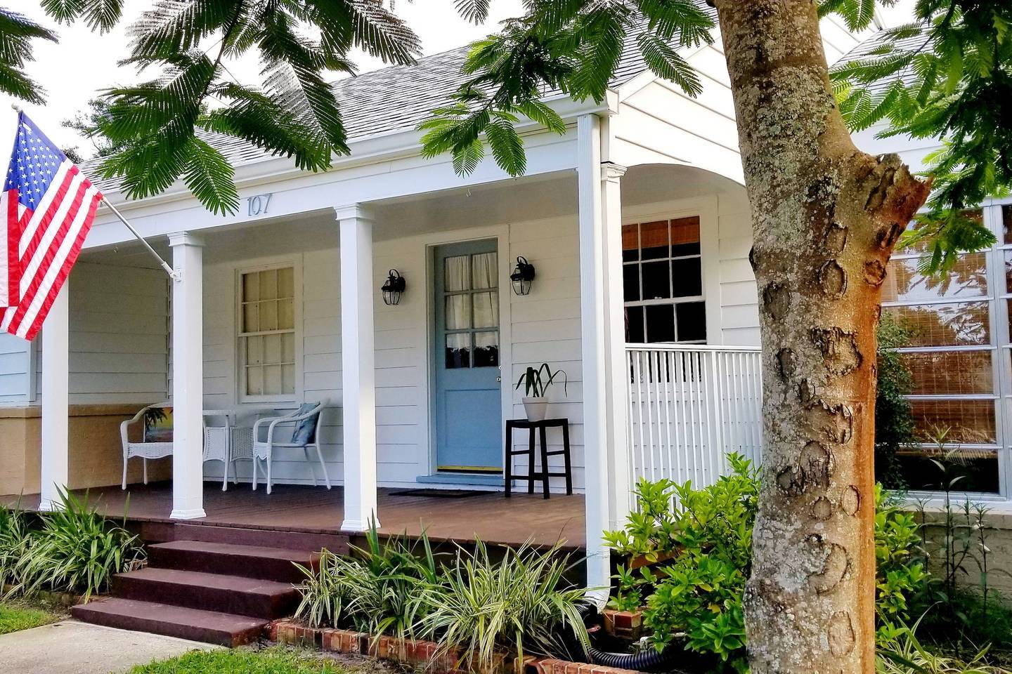 Great front porch to sip a beverage and relax - 107 E Melbourne Ave