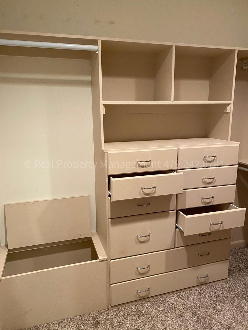 Building Photo - 1901 S 72nd St