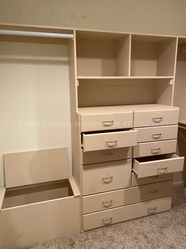 Building Photo - 1901 S 72nd St