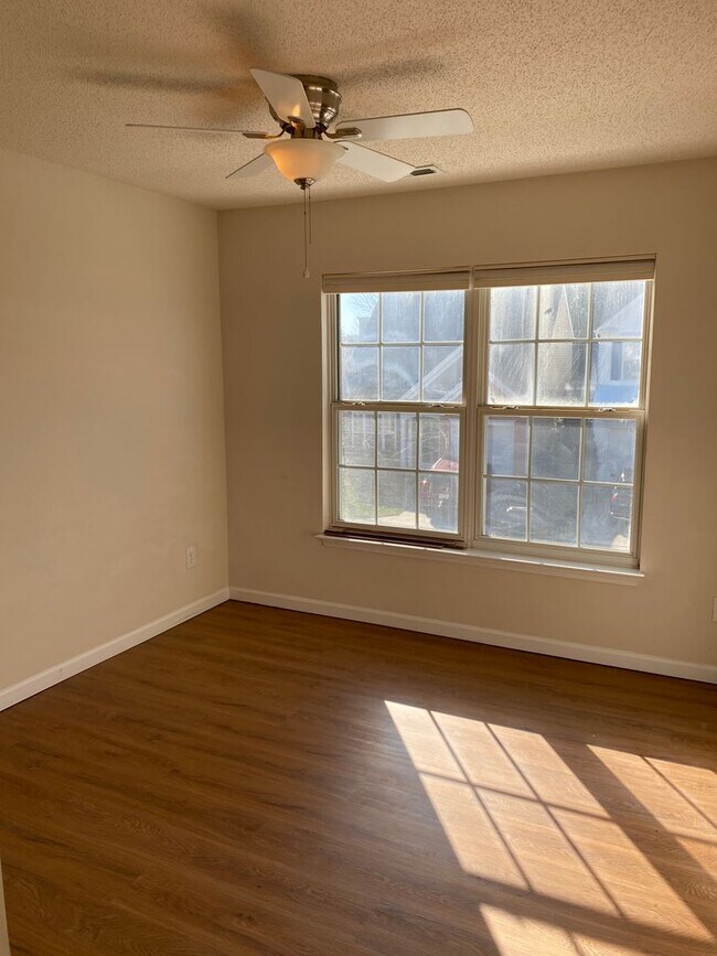 Building Photo - 115 Brentfield Loop