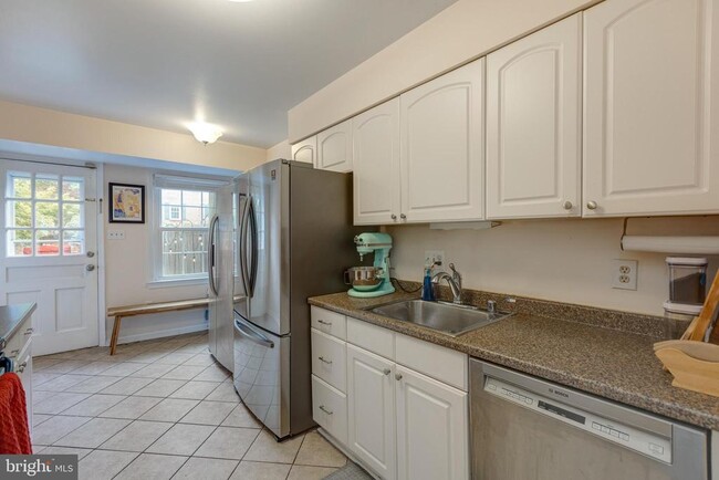 Building Photo - 6813 Market Square Dr