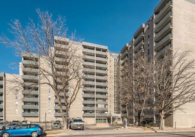 Building Photo - Amazing 1 Bed 1 Bath Golden Triangle Condo...