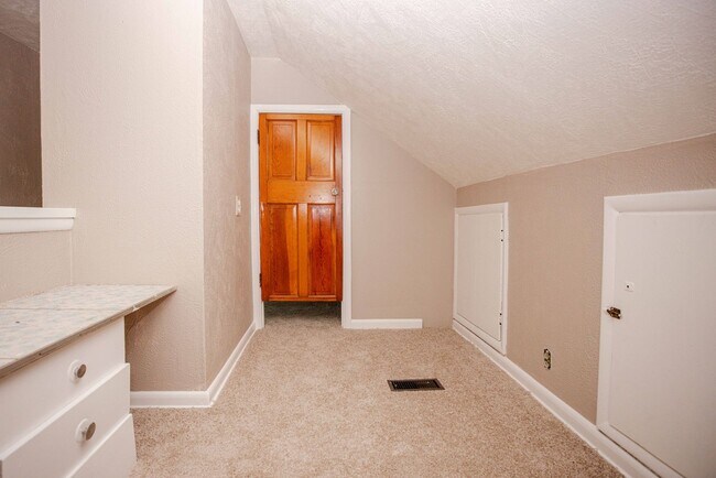 Building Photo - West Toledo 3 Bedroom