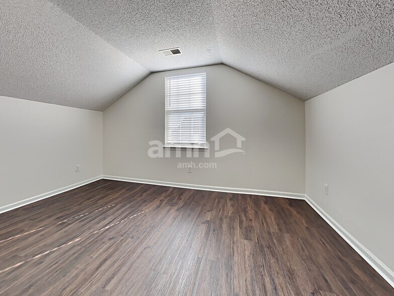 Building Photo - 3028 Crusades St