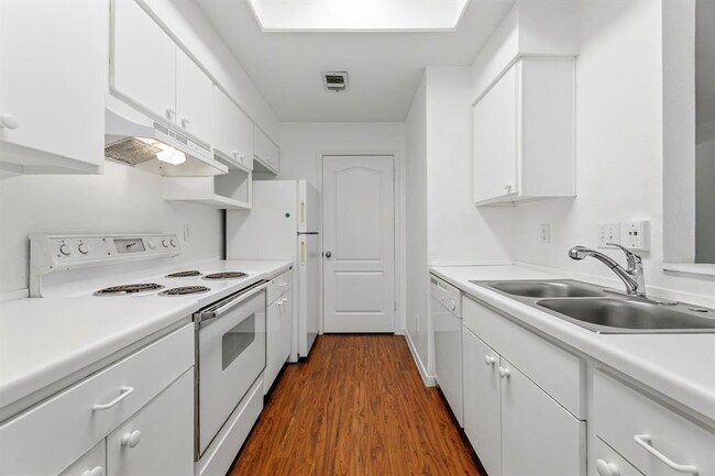 Building Photo - 6000 Shepherd Mountain Cove