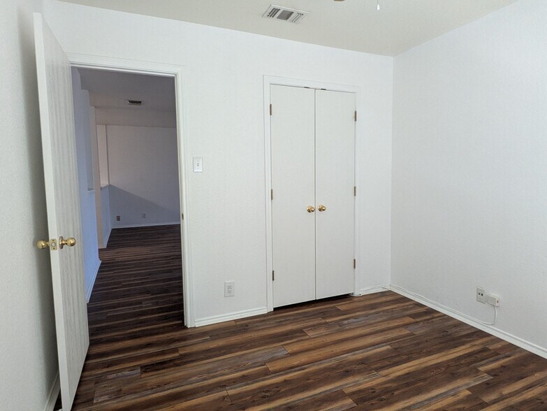 Building Photo - 10726 Shaenview