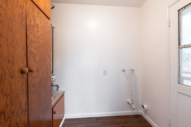 Building Photo - Mayflower Ave