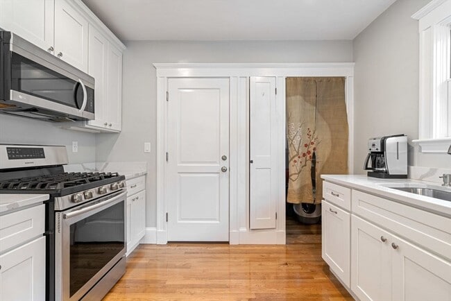 Building Photo - 1045 Adams St