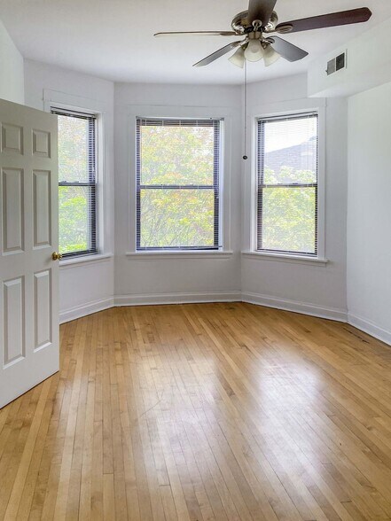 Building Photo - 2327 N Southport Ave